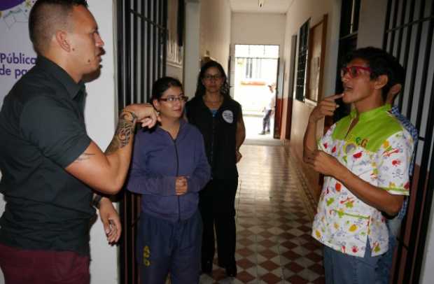La comunidad sorda de Chinchiná asistió a la celebración de los siete años de La Biblioteca Pública. La comunidad sorda de Chinchiná asistió a la celebración de los siete años de La Biblioteca Pública.