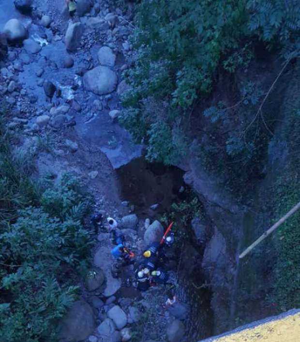 El motociclista cayó a la quebrada. La emergencia la atendió la Unidad de Gestión del Riesgo, con Bomberos. 