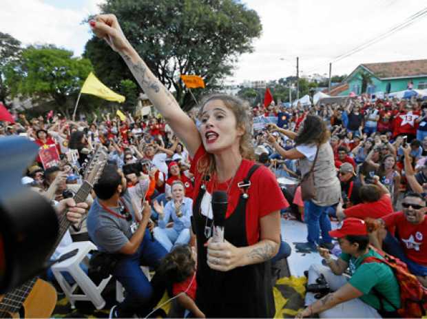 La cantante brasileña Ana Cañas acompaña la concentración de manifestantes a favor del expresidente brasileño Luiz Inácio Lula d