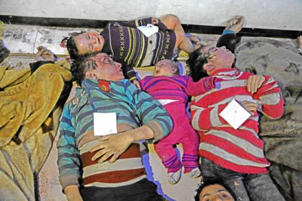 Los cadáveres de las víctimas de un presunto ataque químico yacen sobre el terreno en la ciudad de Duma, Siria, controlada por l