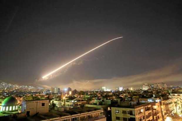 El cielo de Damasco se encendió con fuego de misiles tierra-aire cuando EE. UU., Reino Unido y Francia lanzaron un ataque contra