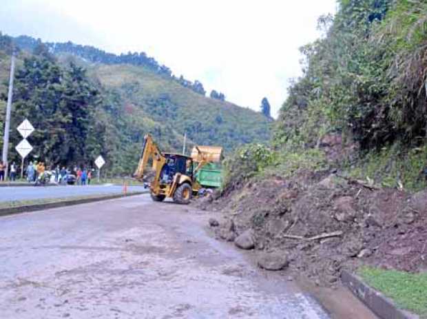 Vía Panamericana, sector La Playita, donde ocurrió el derrumbe que tapó hasta ayer los dos carriles hacia Los Cámbulos.
