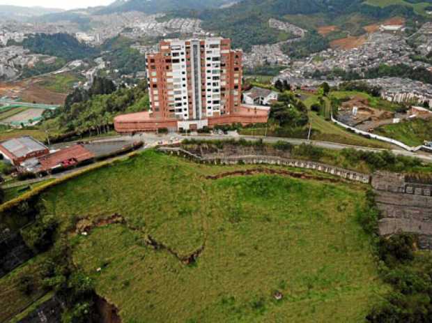 Foto | Cortesía Fabio Torres | LA PATRIA  Fabio Torres tomó esta imagen con su dron. Se ve una grieta en la ladera del Cerro de 