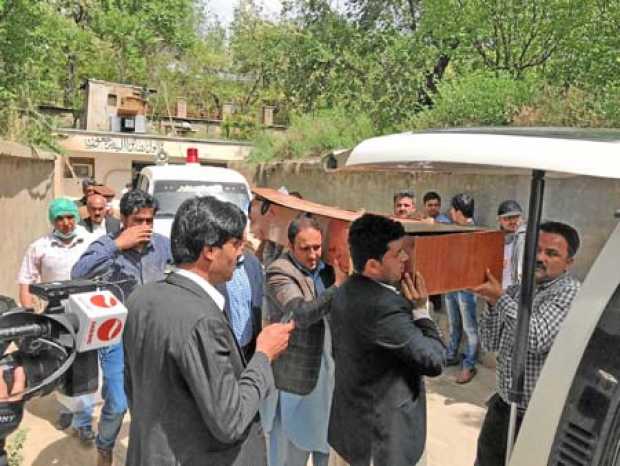 Foto | EFE | LA PATRIA  Amigos y familiares trasladan el cuerpo del periodista afgano Muharam Durrnai fallecido en el doble aten