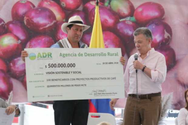 Jesús Alberto Alzate Jiménez recibió un cheque simbólico del presidente 