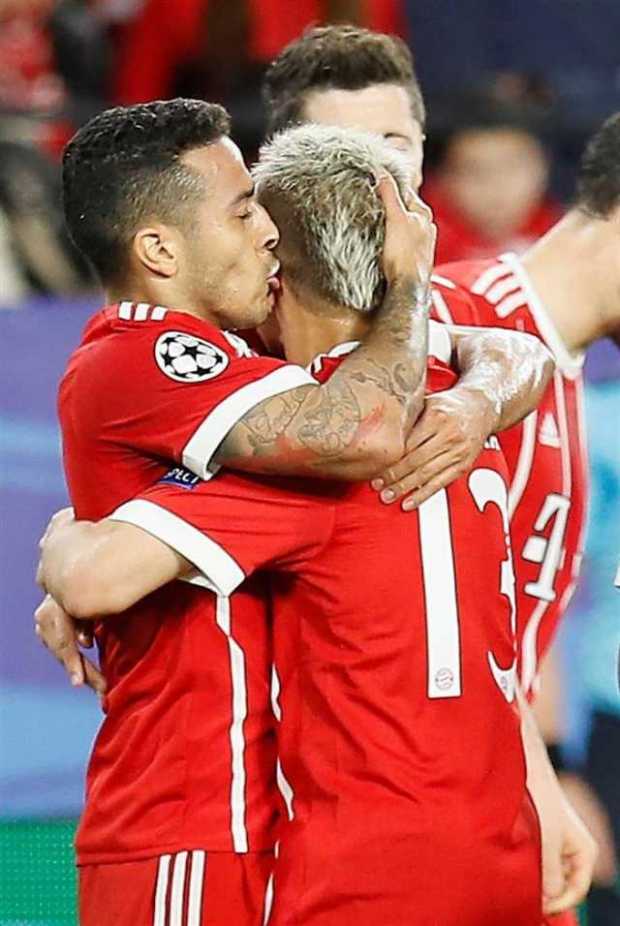 Los jugadores del Bayern celebran el segundo gol del equipo alemán durante el encuentro que disputaron frente al Sevilla en el e