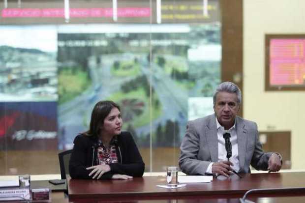 El presidente de Ecuador, Lenín Moreno (d), ofreció una rueda de prensa en Quito, en donde confirmó el asesinato de los tres per