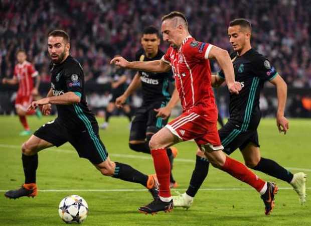 Franck Ribery (c), del Bayern, disputa un balón con Dani Carvajal (i) de Real Madrid. 