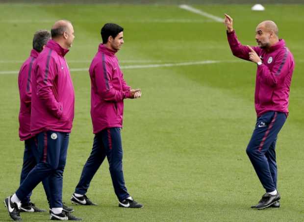Josep Guardiola dirige un entrenamiento en Manchester, como preparación para enfrentar hoy a Liverpool.