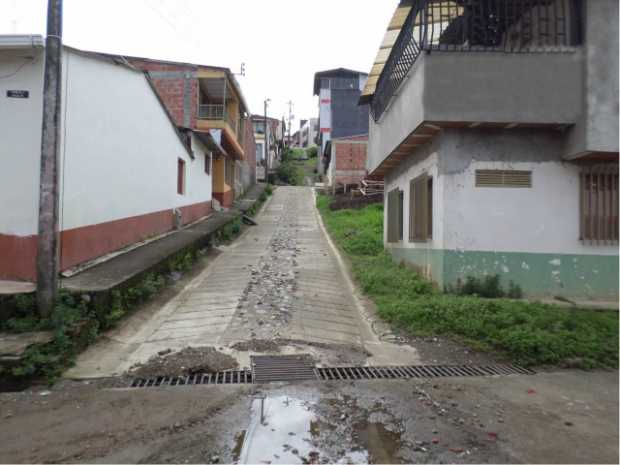 Acumulación de agua y de materiales que arrastran los aguaceros se ven por las calles del barrio Los Sauces, llegan hasta las re