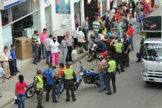 Antes de comenzar el partido, hinchas del Once Caldas protestaron a las afueras del Palogrande pidiendo la renuncia de Flabio To