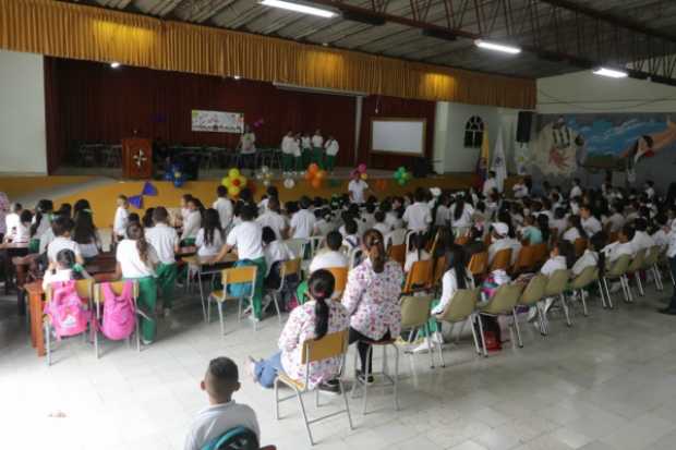 Comparten aula e incomodidades