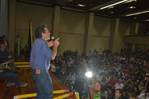 Dos horas y media esperaron ayer a Fajardo en el Teatro 8 de Junio de la Universidad de Caldas Dos horas y media esperaron ayer a Fajardo en el Teatro 8 de Junio de la Universidad de Caldas