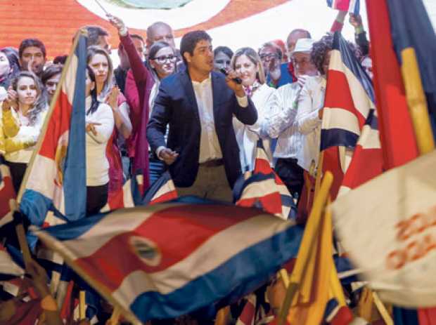 El periodista, escritor y politólogo Carlos Alvarado se convirtió a sus 38 años en presidente de Costa Rica.