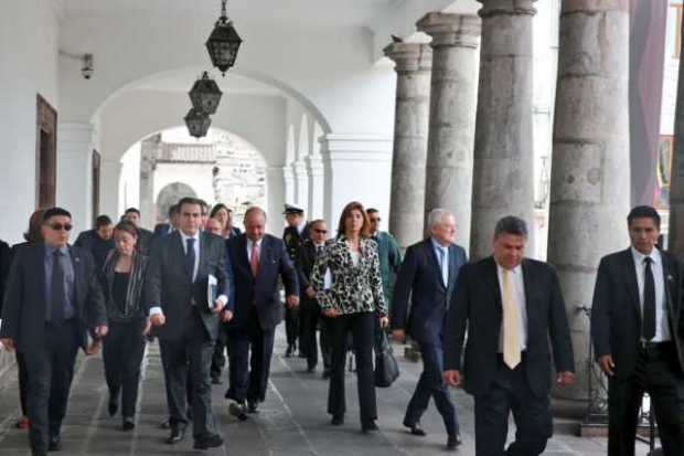 ".@mindefensa Villegas junto a @CancilleriaCol llegan al Palacio de Gobierno de #Ecuador