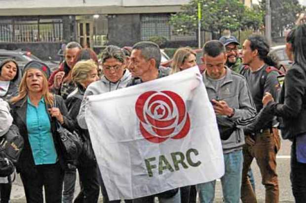 En frente de las instalaciones de la JEP, en Bogotá, se llevo a cabo ayer un plantón de solidaridad con Jesús Santrich. 