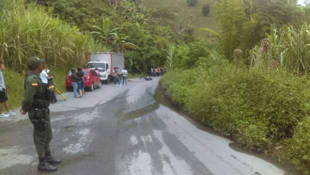 Hermanos chocaron con un furgón en la vía Neira-Aranzazu