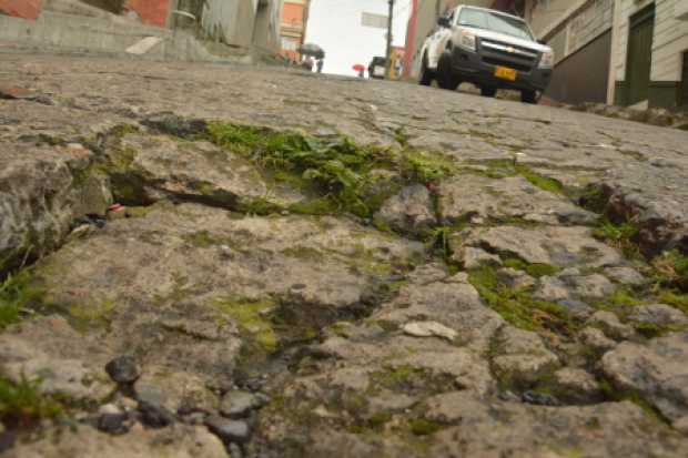 En la calle 28 entre carreras 23 y 24 está deteriorada la capa asfáltica.