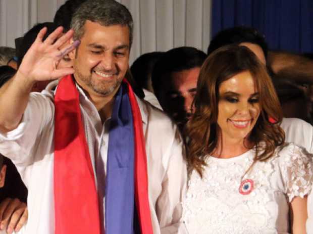 Mario Abdo Benítez, acompañado por su esposa, celebra su triunfo.