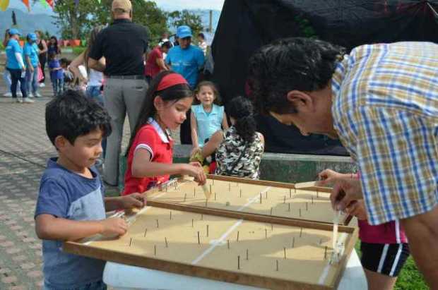 La familia Aranzazu pasó parte de la tarde dominical con juegos tradicionales en el barrio Chipre.