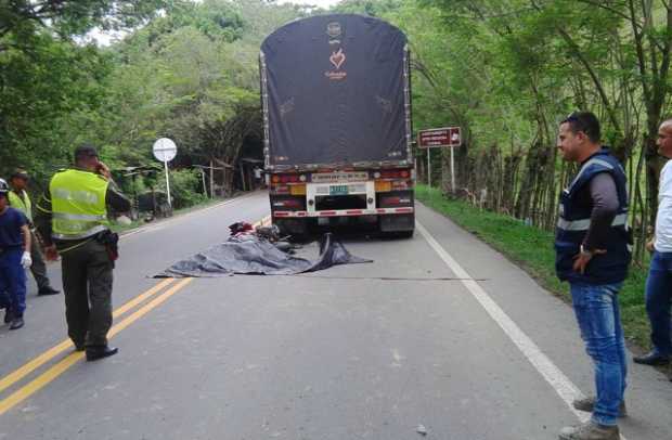 Un motociclista muerto al chocar contra una tractomula en el sector del Palo, vía Manizales-Medellín.