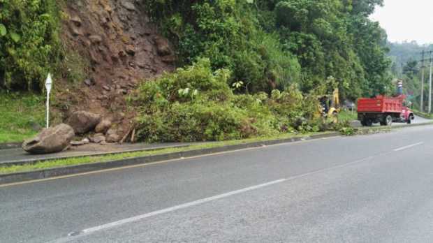 Paso a un carril en la vía Panamericana, sector La Playita, por derrumbe