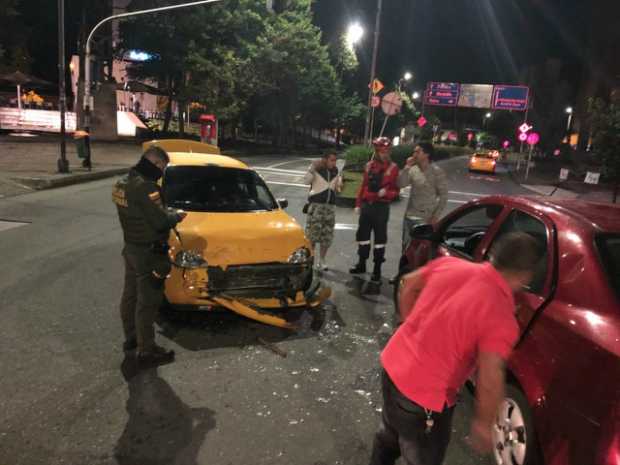  un taxi y un carro particular