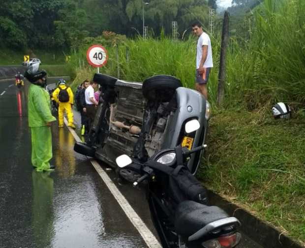 Un vehículo se volcó en la vía Manizales-Chinchiná 