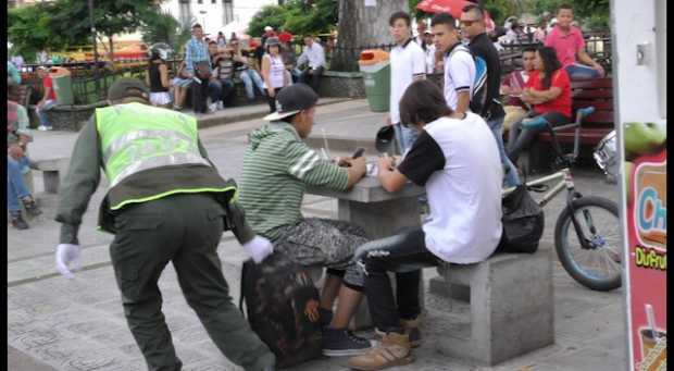 Policías disfrazados de mimos buscan a ciudadanos distraídos para cogerles sus pertenencias.