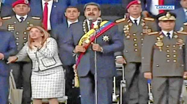 Reproducción | LA PATRIA  Imagen de televisión del momento de la explosión cuando el presidente de Venezuela, Nicolás Maduro, da