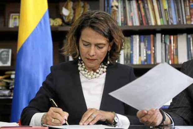 Foto | Colprensa | LA PATRIA La ministra del Interior, Nancy Patricia Gutiérrez, radicó ayer el primer paquete legislativo ante 