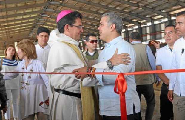 Foto | EFE | LA PATRIA  El presidente, Iván Duque, saluda al obispo de Tibú, Ómar Alberto Sánchez Cubillos.