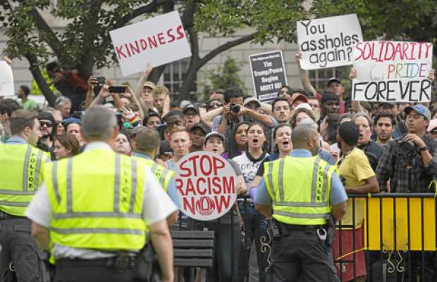 Desde su rincón, los supremacistas podían ver hileras de policías locales con su chaleco amarillo fluorescente y, a pocos metros, miles de contramanifestantes. Desde su rincón, los supremacistas podían ver hileras de policías locales con su chaleco amarillo fluorescente y, a pocos metros