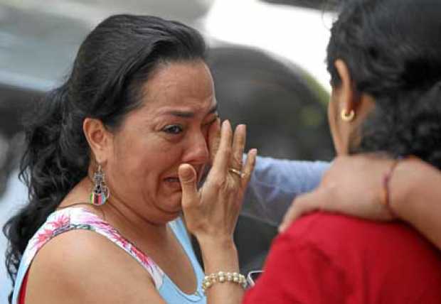 Familiares de colombianos muertos en el accidente de tránsito en Ecuador lloran tras conocer la suerte de sus allegados.