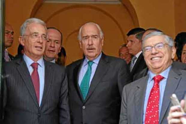 Los expresidentes Álvaro Uribe, Andrés Pastrana y César Gaviria. 