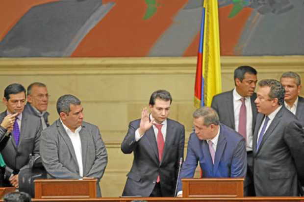 Carlos Felipe Córdoba, nuevo contralor General de la República, se posesionó ayer ante Ernesto Macías, presidente del Senado. 