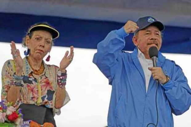La vicepresidenta de Nicaragua, Rosario Murillo, junto a su esposo, el mandatario Daniel Ortega. Ambos enfilaron baterías contra