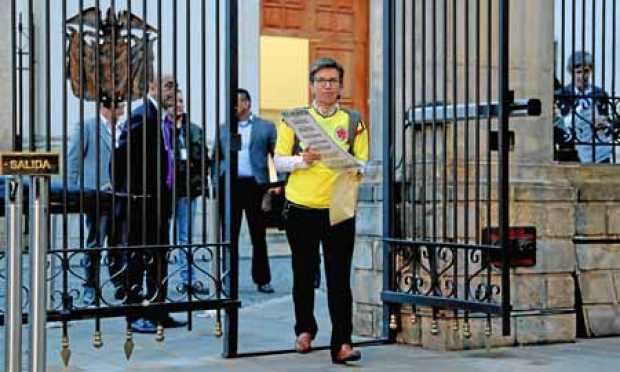 La promotora de la consulta anticorrupción, la excandidata a la Vicepresidencia Claudia López, logró que el presidente, Iván Duq