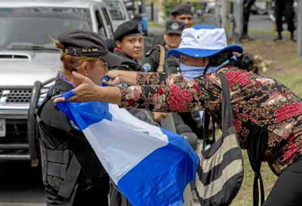 Foto | EFE | LA PATRIA Cientos de manifestantes  de Nicaragua realizaron una cadena humana en apoyo a los desapare