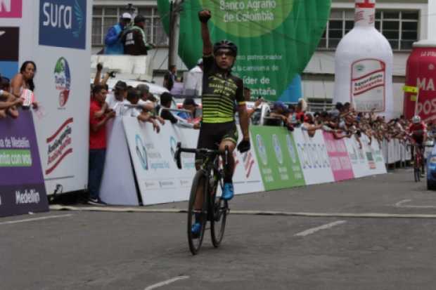 El caldense Wálter Pedraza festeja su victoria en la etapa de hoy de la Vuelta a Colombia. 