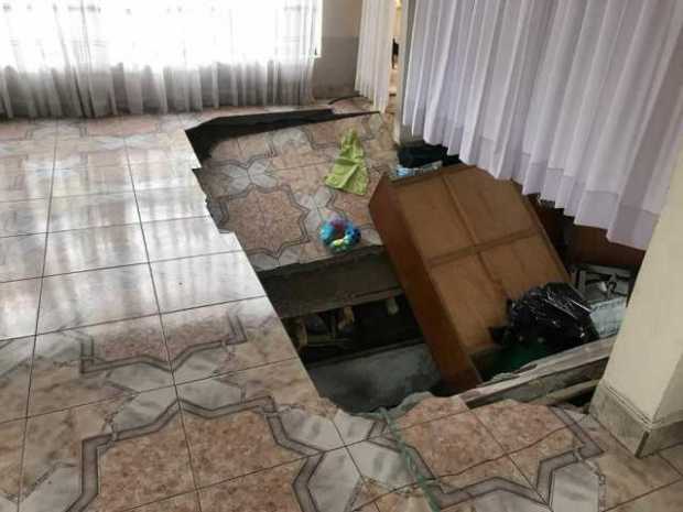 Ayer, la UGR ordenó la evacuación mientras los ingenieros inspeccionan el estado de la estructura.