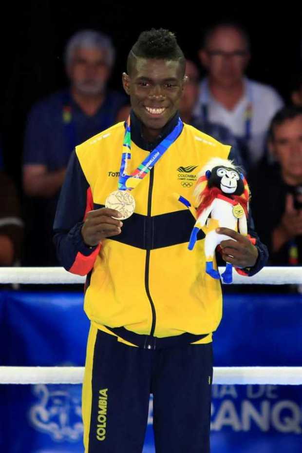 El boxeador colombiano Yuberjen Martinez posa con la medalla de oro de la categoría de 49kg de boxeo masculino