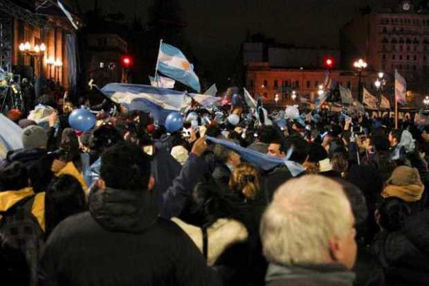 Personas contrarias a la legalización del aborto en Argentina celebran el resultado final de la votación en el Senado, que recha
