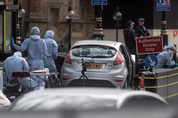 ficiales forenses examinan el coche que chocó contra las barreras del Parlamento británico en Londres (Reino Unido) 