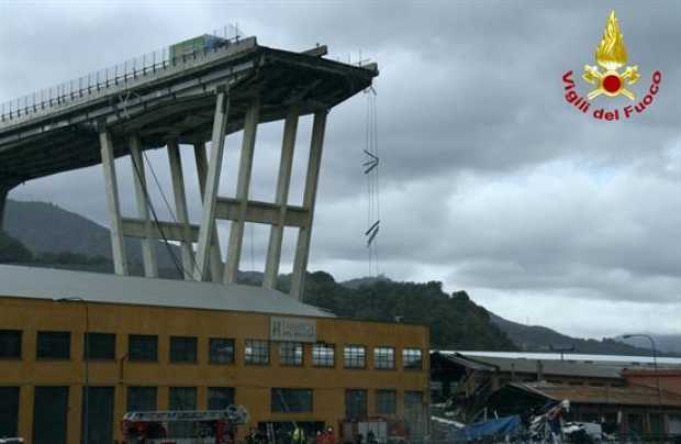  Servicios de emergencia trabajan tras el derrumbe de un viaducto en Génova (Italia).