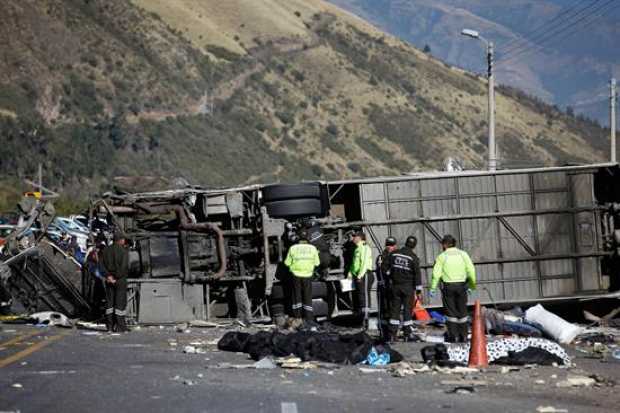  Autoridades y cuerpos de emergencia trabajan en el lugar del accidente de un autobús de pasajeros hoy.