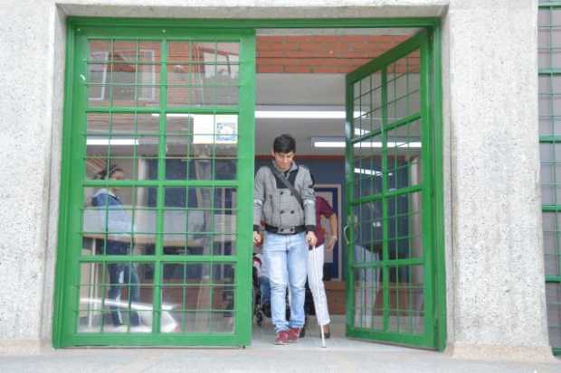 En el colegio Fe y Alegría, en el barrio El Caribe (Manizales), 34 estudiantes con dificultades cognitivas y físicas resolvieron