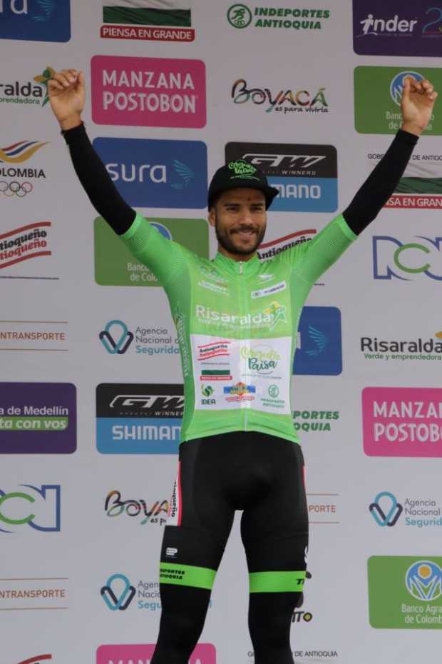 Carlos Julián Quintero en el podio de ayer con la camiseta verde.