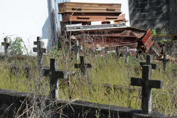 Fotos | Freddy Arango | LA PATRIA Atrás del cementerio San Esteban, detrás de una puerta grande, reposan los pocos restos de per