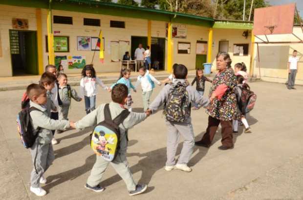 Cierre de colegio abre grietas con comunidad rural en Manizales 